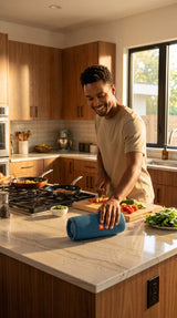 Parlante Bluetooth Flip 6 azul en cocina moderna