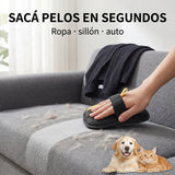 Cepillo removedor de pelo limpiando un sillón con pelos de mascota